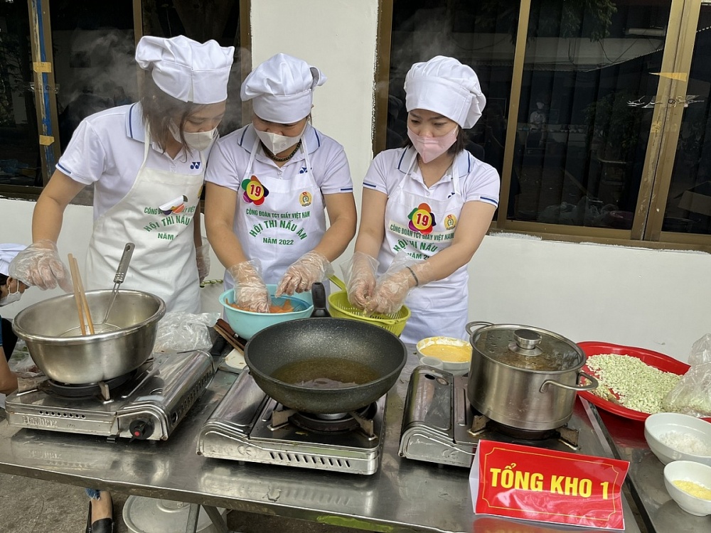 Các đơn vị tham dự thi nấu ăn với chủ đề “Bữa cơm gia đình”. Ảnh: ĐVCC