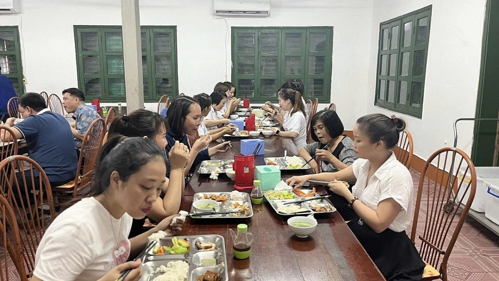 Bữa cơm ca tự phục vụ của người lao động tại khối công nghiệp. Ảnh: ĐVCC 