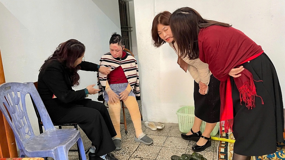 Thăm tặng quà và tiền hỗ trợ cho nữ lao động bị tai nạn. Ảnh: ĐVCC