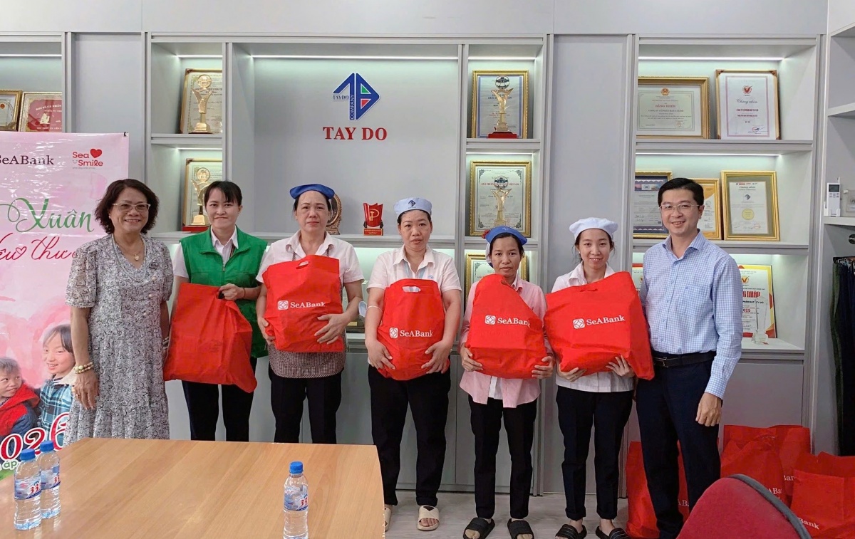 );… Mỗi một món quà là một niềm hy vọng về một năm mới bình an, hạnh phúc đến với mọi người và cộng đồng. 