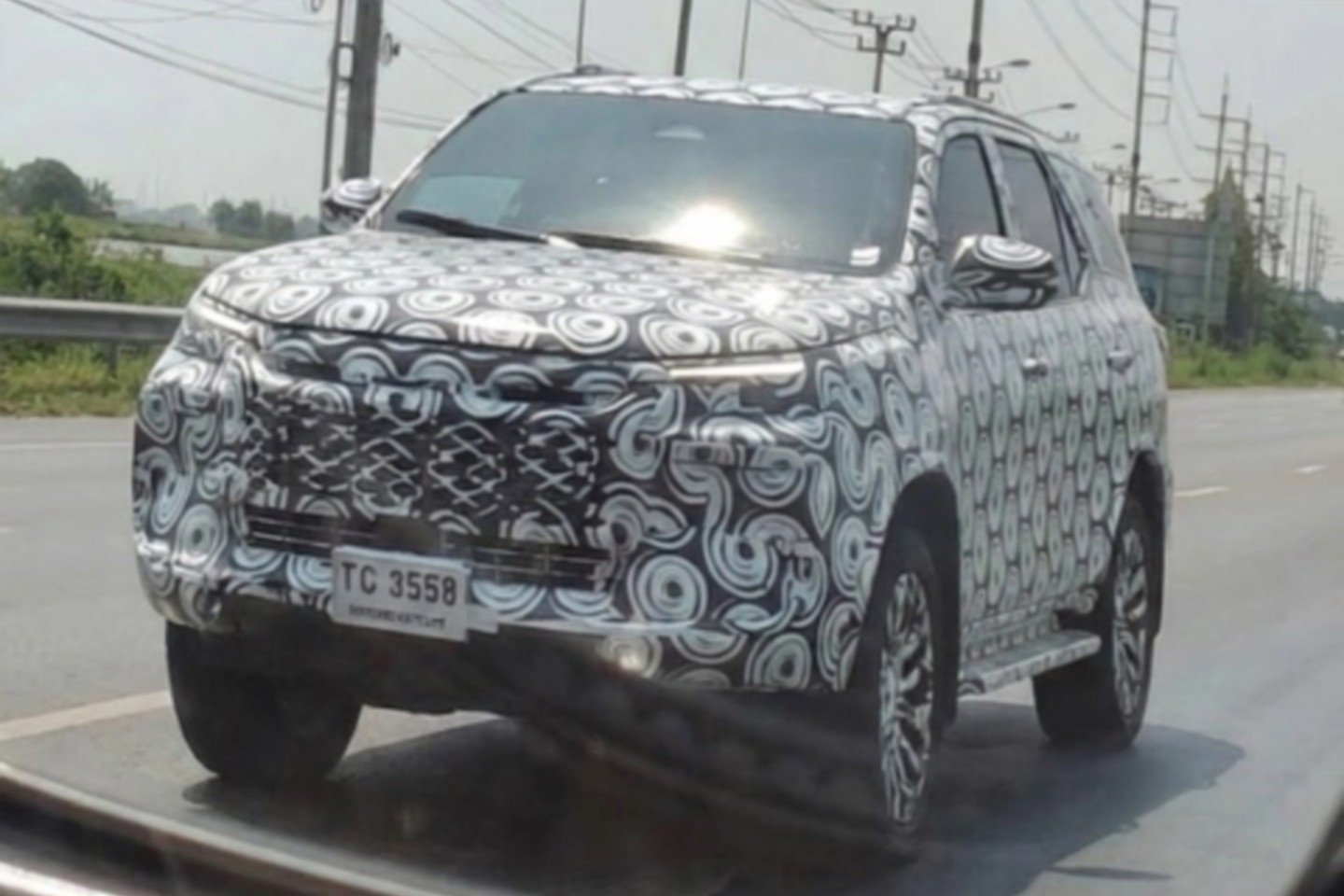 Toyota Fortuner 2026 mang dáng dấp Hilux, dự kiến ra mắt năm nay