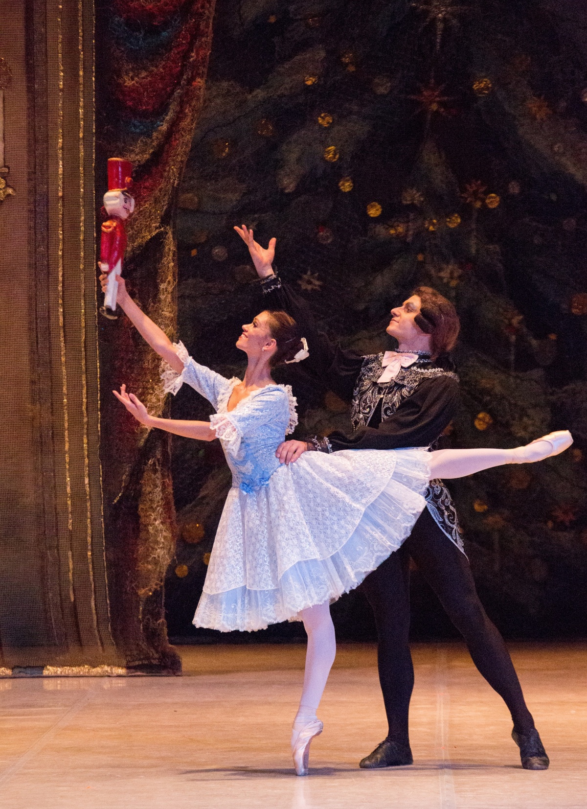 Kẹp hạt dẻ đưa khán giả bước vào thế giới cổ tích qua âm nhạc và những bước nhảy ballet.