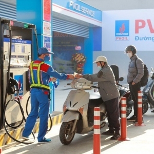 Giá xăng dầu tăng mạnh từ 23h ngày 19.3, RON95 vượt 30.000 đồng mỗi lít