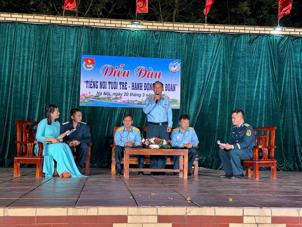 Đồng chí Nguyễn Lệnh Đông - Nhân viên Quân lực với hơn 30 năm công tác đang truyền lửa cho thế hệ trẻ Tiểu đoàn. Ảnh: ĐVCC