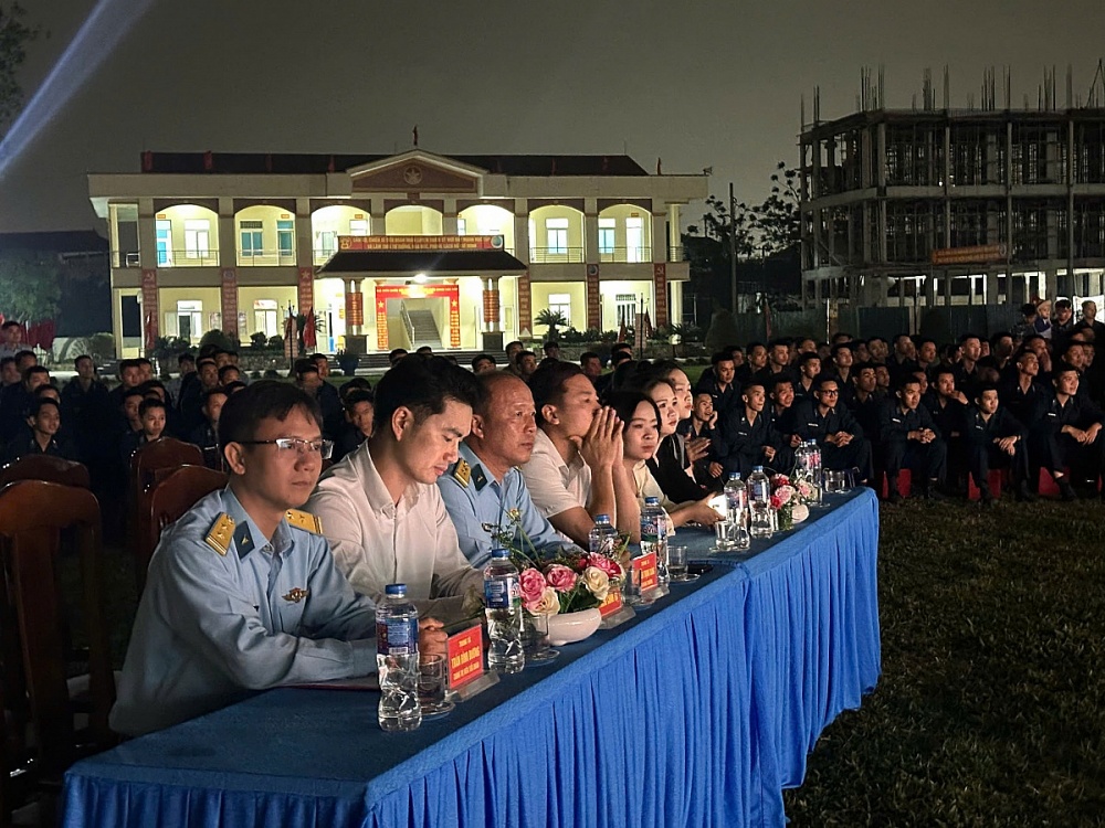 Trung tá Trần Đình Dương, Bí thư Đảng ủy, Chính trị viên Tiểu đoàn (bên trái) tại đêm diễn đàn: “Tiếng nói tuổi trẻ - hành động của Đoàn”. Ảnh: ĐVCC