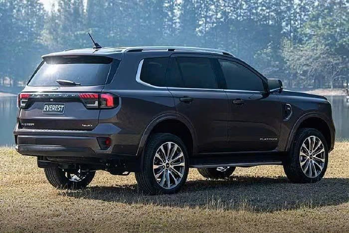 Ford Everest Platinum 2026 máy dầu 2.0L từ 1,4 tỷ đồng, sắp về Việt Nam