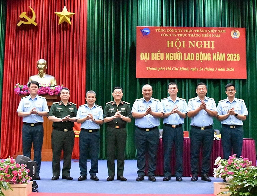 Đại biểu cấp trên cùng Ban giám đốc và Chủ tịch Công đoàn Công ty Trực thăng miền Nam sau ký kết thỏa ước lao động tập thể năm 2026 của Công ty. Ảnh: ĐVCC 