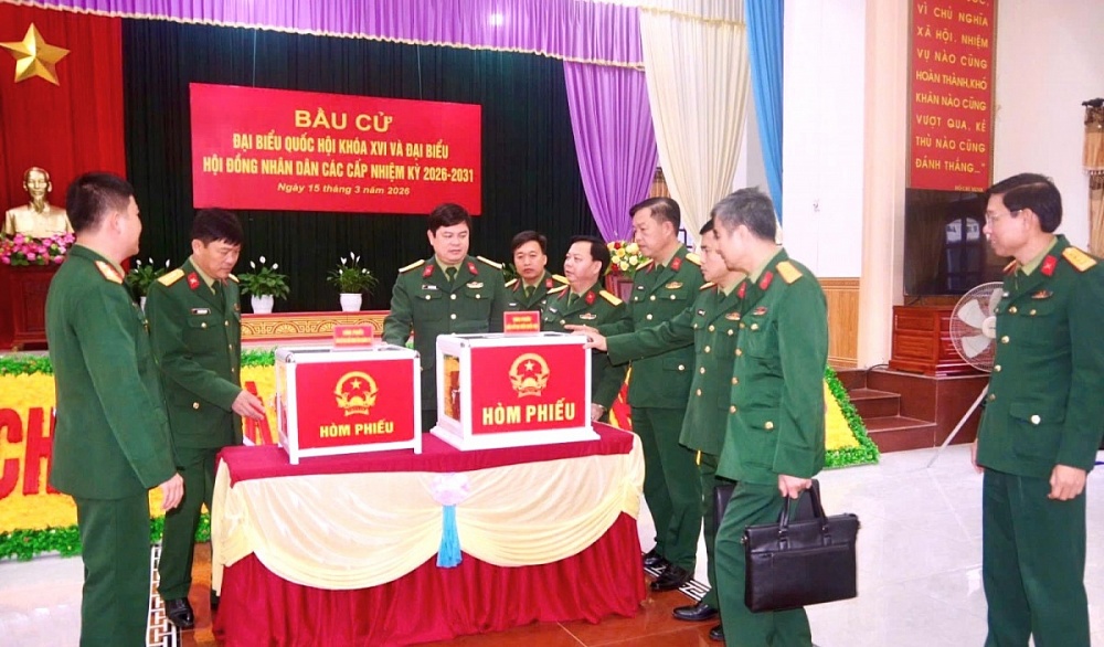 Đại tá Thái Đức Hạnh, Phó Chủ nhiệm Chính trị Quân khu làm trưởng đoàn đến kiểm tra công tác chuẩn bị bầu cử tại Sư đoàn 968. Ảnh: Hải Hoàng Đại tá Thái Đức Hạnh, Phó Chủ nhiệm Chính trị Quân khu làm trưởng đoàn đến kiểm tra công tác chuẩn bị bầu cử tại Sư đoàn 968. Ảnh: Hải Hoàng