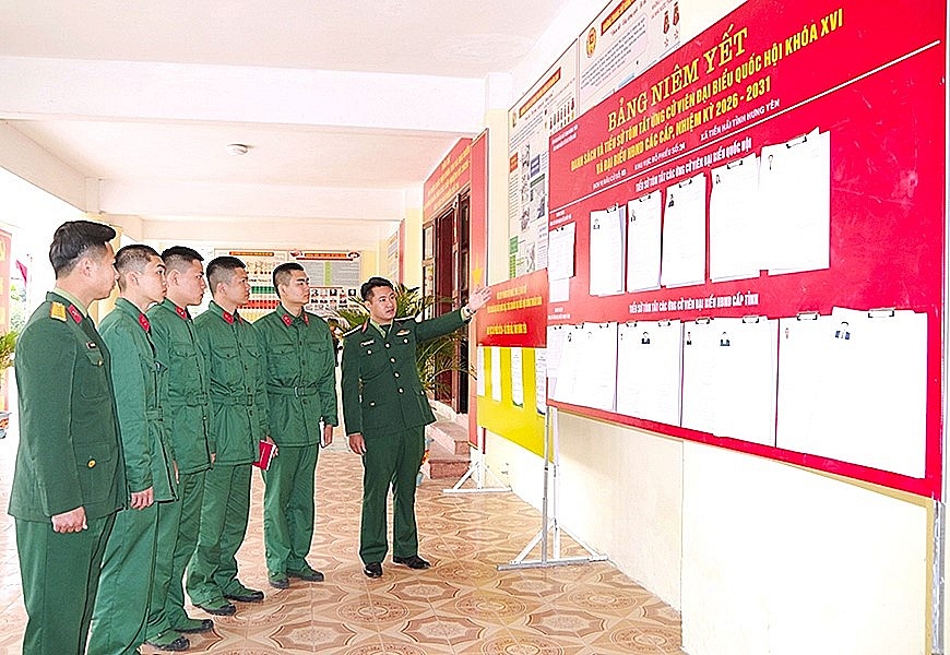 Trung tá Nguyễn Tuấn Trường, Phó chính ủy Trung đoàn 8, Sư đoàn 395, Quân khu 3 phổ biến quy chế bầu cử cho cán bộ, chiến sĩ. Ảnh: Phạm Quyết Trung tá Nguyễn Tuấn Trường, Phó chính ủy Trung đoàn 8, Sư đoàn 395, Quân khu 3 phổ biến quy chế bầu cử cho cán bộ, chiến sĩ. Ảnh: Phạm Quyết