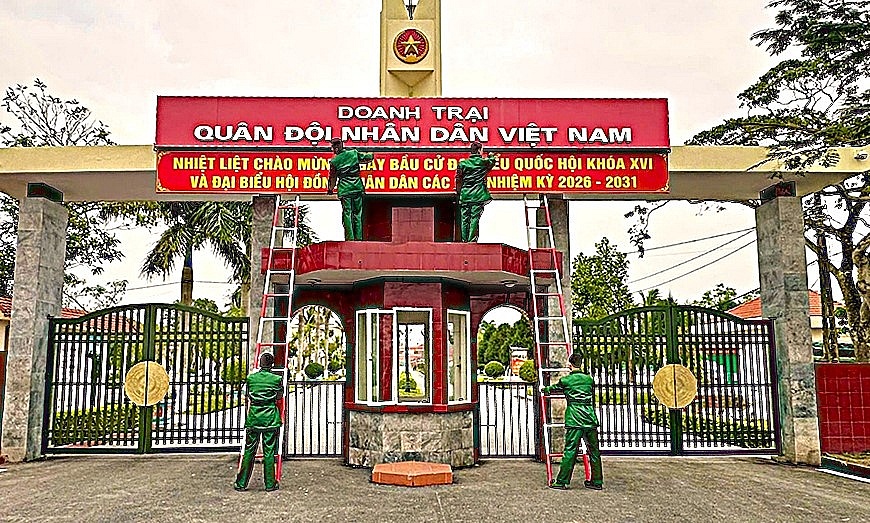 Cán bộ, chiến sĩ Trung đoàn 8 treo băng rôn, khẩu hiệu tuyên truyền bầu cử. Ảnh: Phạm Quyết Cán bộ, chiến sĩ Trung đoàn 8 treo băng rôn, khẩu hiệu tuyên truyền bầu cử. Ảnh: Phạm Quyết