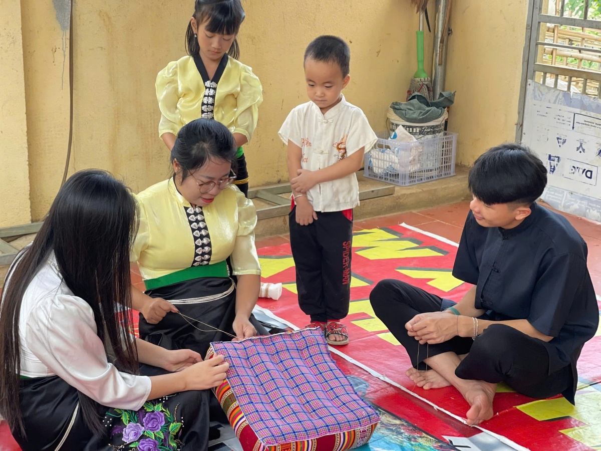 Từ bông gạo rừng đến giấc ngủ êm: Hành trình khởi nghiệp của cô giáo trẻ nơi rẻo cao