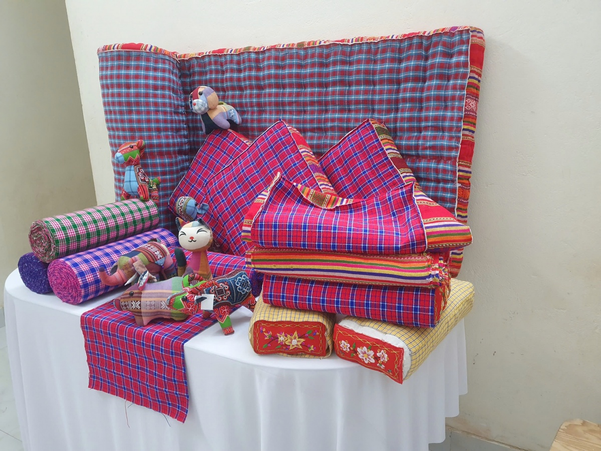 Từ bông gạo rừng đến giấc ngủ êm: Hành trình khởi nghiệp của cô giáo trẻ nơi rẻo cao