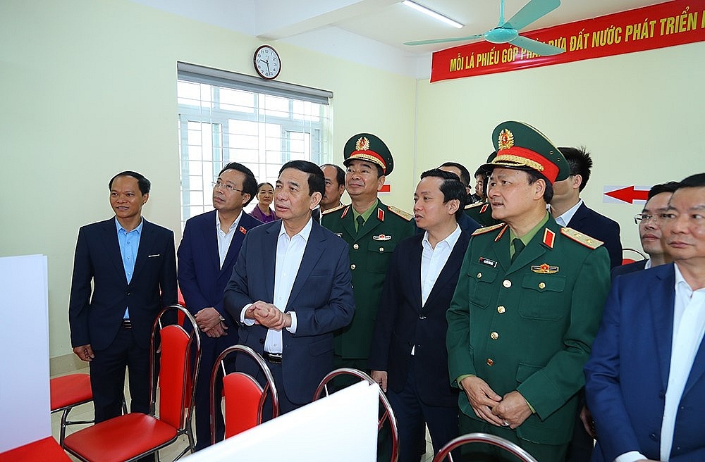 Đại tướng Phan Văn Giang kiểm tra các điểm bầu cử. Nguồn ảnh: bqp.vn