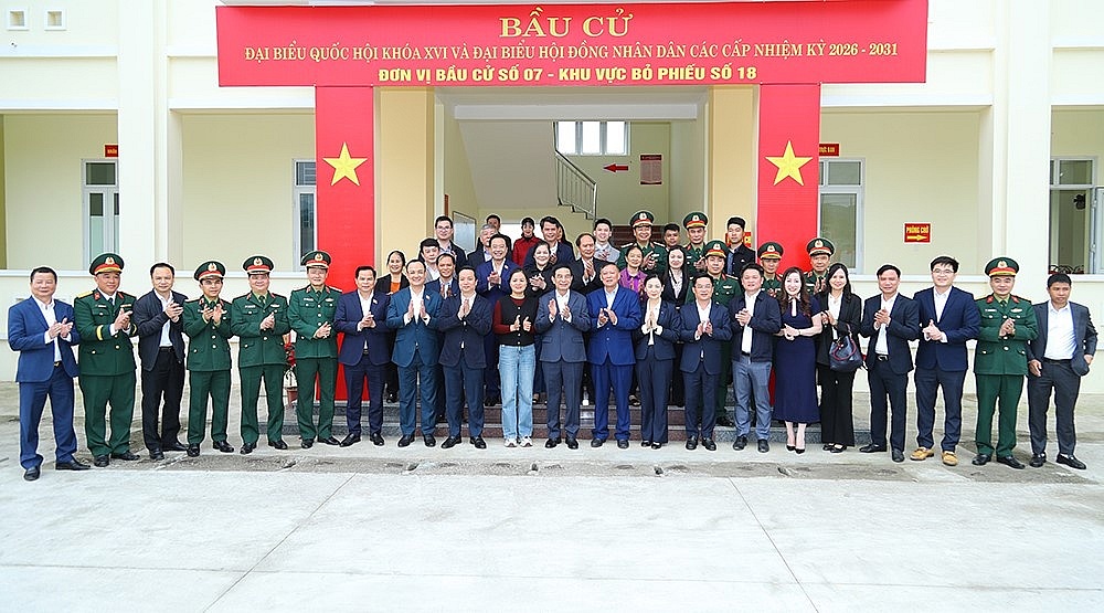 Đại tướng Phan Văn Giang chụp ảnh cùng các đại biểu tại Đơn vị bầu cử số 07 - Khu vực bỏ phiếu số 18, tỉnh Cao Bằng. Nguồn ảnh: bqp.vn