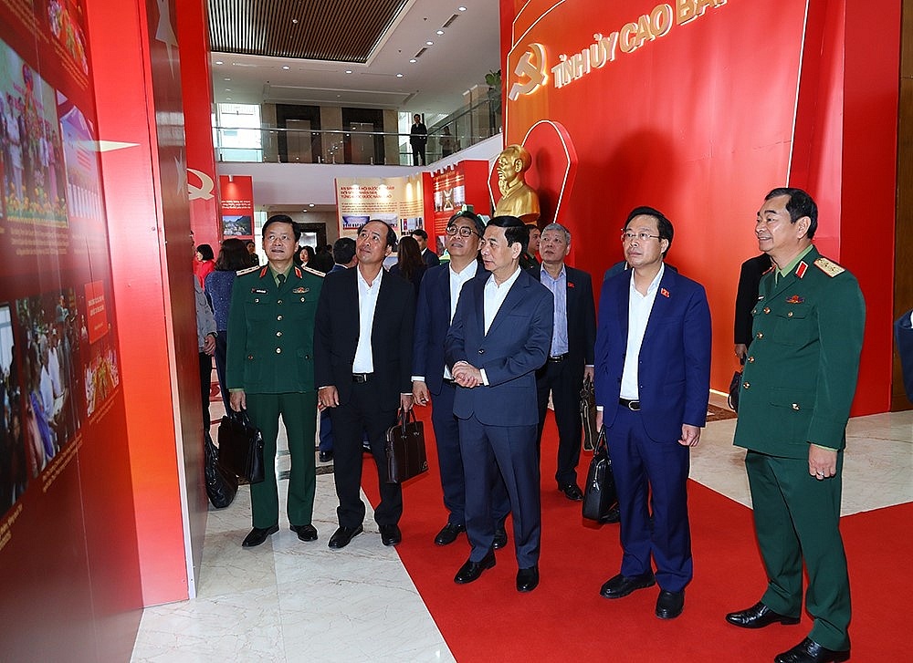 Đại tướng Phan Văn Giang và các đại biểu tham quan các hình ảnh, tư liệu được trưng bày tại Tỉnh ủy Cao Bằng. Nguồn ảnh: bqp.vn