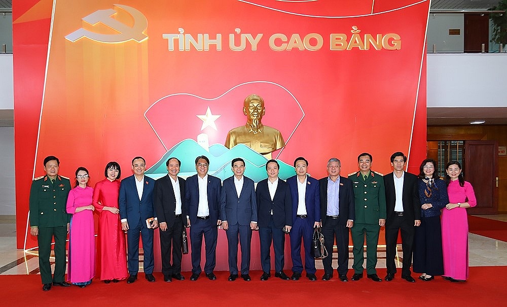 Đại tướng Phan Văn Giang và các đại biểu chụp ảnh cùng lãnh đạo Tỉnh ủy Cao Bằng. Nguồn ảnh: bqp.vn