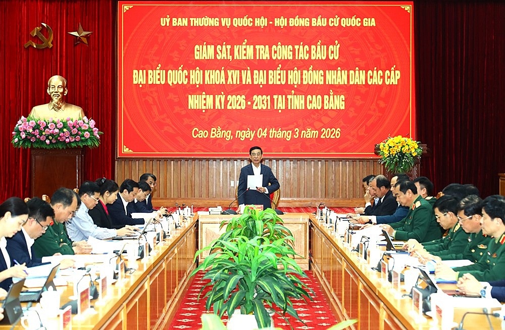 Qua kiểm tra thực tế tại các điểm bầu cử, thay mặt đoàn công tác, Đại tướng Phan Văn Giang đánh giá cao tinh thần chủ động, trách nhiệm của tỉnh Cao Bằng trong lãnh đạo, chỉ đạo và tổ chức thực hiện các nhiệm vụ bầu cử. Nguồn ảnh: bqp.vn