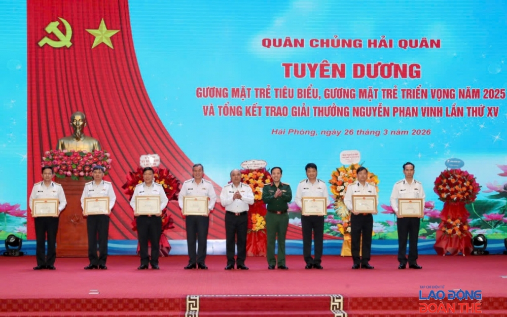 Chuẩn Đô đốc Đỗ Văn Yên, Phó Chính ủy Quân chủng Hải quân, Chủ tịch Hội đồng Giải thưởng Nguyễn Phan Vinh và Đại tá Trần Hữu Dũng, Ủy viên Đoàn chủ tịch Ủy ban Trung ương Hội Liên hiệp Thanh niên Việt Nam, Phó trưởng ban Thanh niên Quân đội trao thưởng cho các tập thể có thành tích xuất sắc trong Giải thưởng Tuổi trẻ sáng tạo Nguyễn Phan Vinh lần thứ XV. Ảnh: Văn Quân