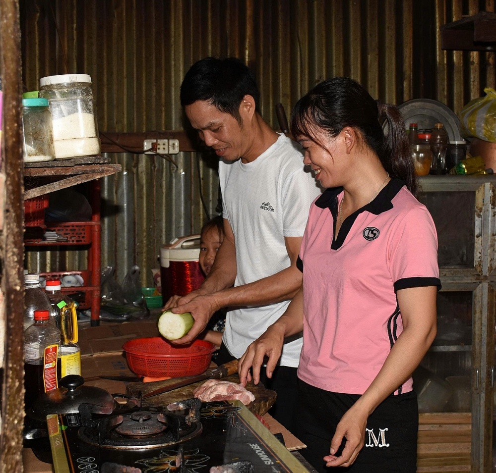 Chị Hoàng Thị Niệm bên tổ ấm gia đình. Ảnh: ĐVCC Chị Hoàng Thị Niệm bên tổ ấm gia đình. Ảnh: ĐVCC
