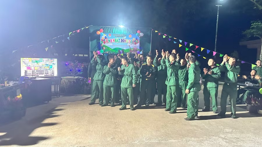 Một buổi sinh nhật đồng đội ở Trung đoàn Thông tin 29. Ảnh: T.D Một buổi sinh nhật đồng đội ở Trung đoàn Thông tin 29. Ảnh: T.D