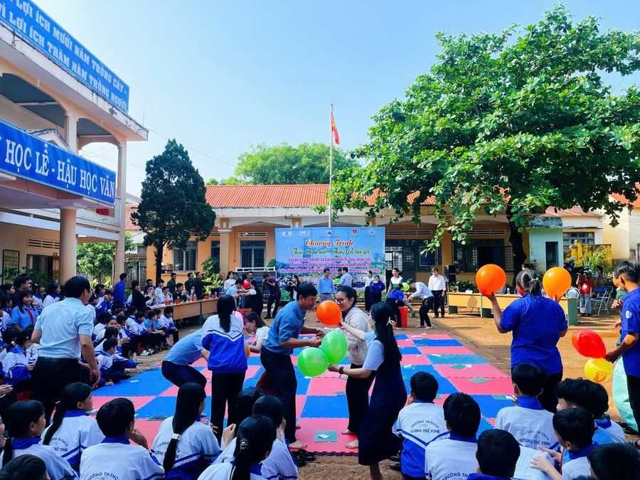 Hội thi “Rung chuông vàng” tìm hiểu về Biên giới quốc gia và Luật Biên phòng Việt Nam tại xã Ia Pnôn do BĐBP tổ chức. Ảnh: T.D Hội thi “Rung chuông vàng” tìm hiểu về Biên giới quốc gia và Luật Biên phòng Việt Nam tại xã Ia Pnôn do BĐBP tổ chức. Ảnh: T.D