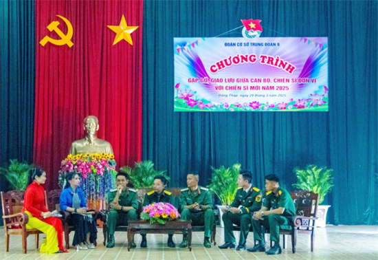 Tổ chức Chương trình giao lưu giữa cán bộ, chiến sĩ đơn vị với chiến sĩ mới tại Trung đoàn 9. Ảnh: ĐVCC