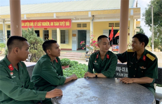 Cán bộ gần gũi trao đổi, định hướng nhận thức pháp luật cho bộ đội. Ảnh: ĐVCC Cán bộ gần gũi trao đổi, định hướng nhận thức pháp luật cho bộ đội. Ảnh: ĐVCC