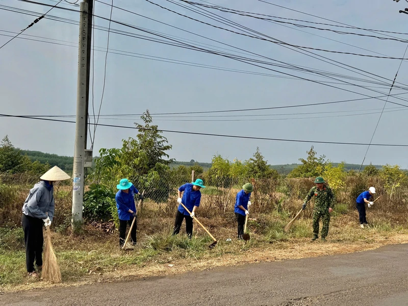 Chi đoàn Thanh niên Trung đoàn 719 phối hợp cùng Đoàn Thanh niên xã Đăk Nhau tổ chức phát quang đường làng, ngõ xóm, dọn dẹp vệ sinh môi trường. Ảnh: Trương Hoa Chi đoàn Thanh niên Trung đoàn 719 phối hợp cùng Đoàn Thanh niên xã Đăk Nhau tổ chức phát quang đường làng, ngõ xóm, dọn dẹp vệ sinh môi trường. Ảnh: Trương Hoa