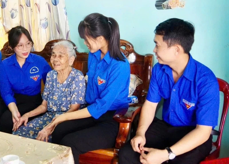 Chi đoàn Thanh niên Trung đoàn 719 cùng Đoàn Thanh niên xã Đăk Nhau tổ chức thăm, tặng quà Mẹ Việt Nam anh hùng Trần Thị Bảy. Ảnh: Trương Hoa Chi đoàn Thanh niên Trung đoàn 719 cùng Đoàn Thanh niên xã Đăk Nhau tổ chức thăm, tặng quà Mẹ Việt Nam anh hùng Trần Thị Bảy. Ảnh: Trương Hoa