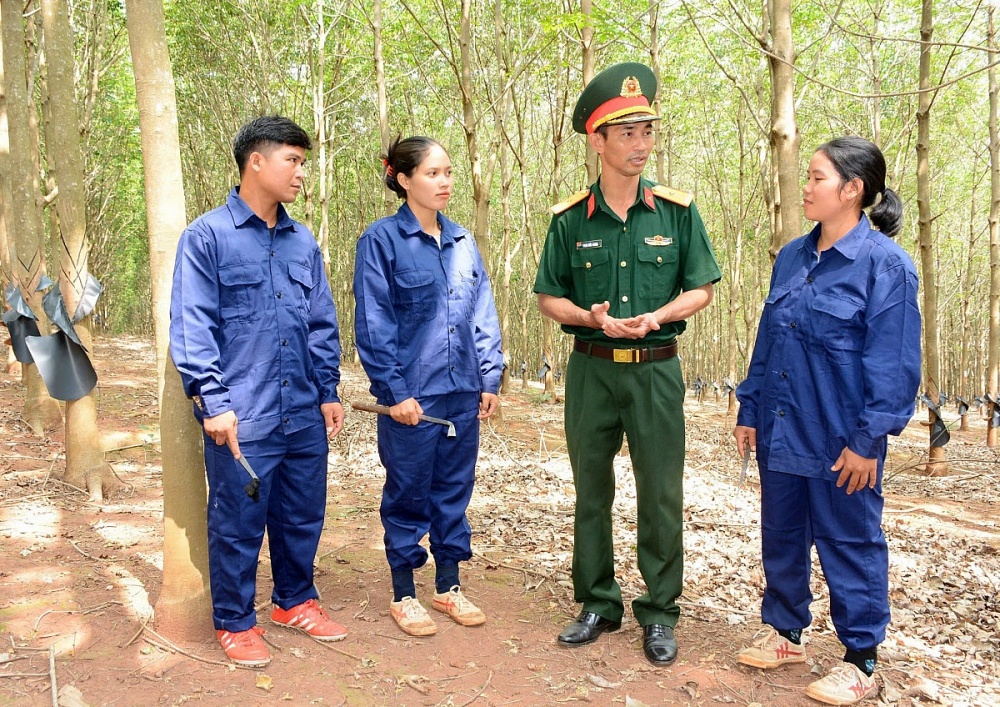 Cán bộ Binh đoàn 15 động viên người lao động sau giờ khai thác mủ cao su. Ảnh: ĐVCC Cán bộ Binh đoàn 15 động viên người lao động sau giờ khai thác mủ cao su. Ảnh: ĐVCC