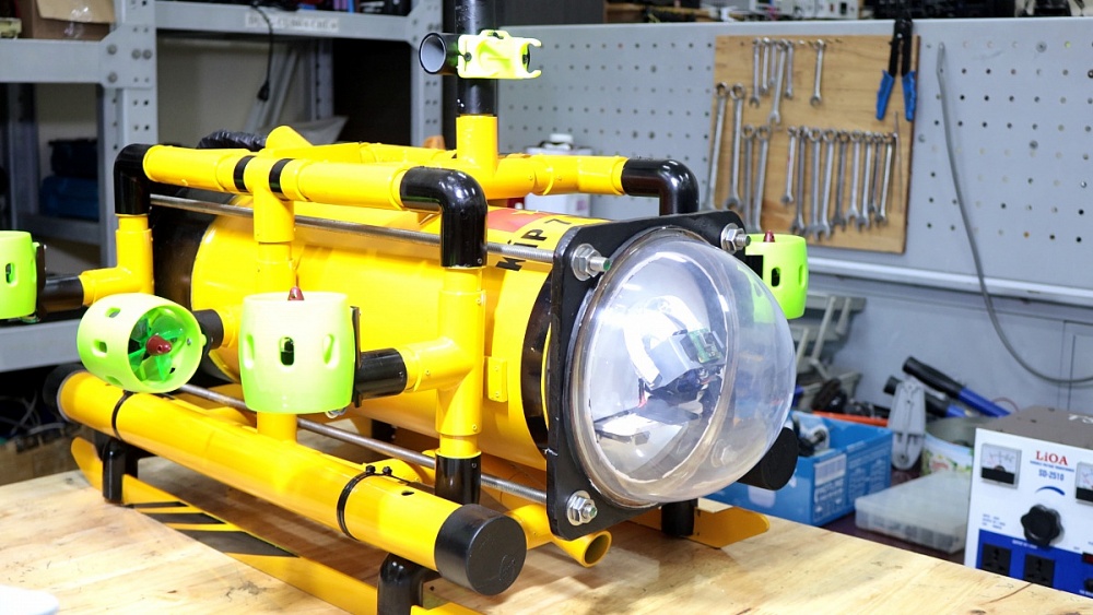 Đại úy Lê Văn Thu cùng đơn vị nghiên cứu chế tạo “Thiết bị lặn khảo sát thân vỏ tàu ngầm”. Ảnh: NVCC