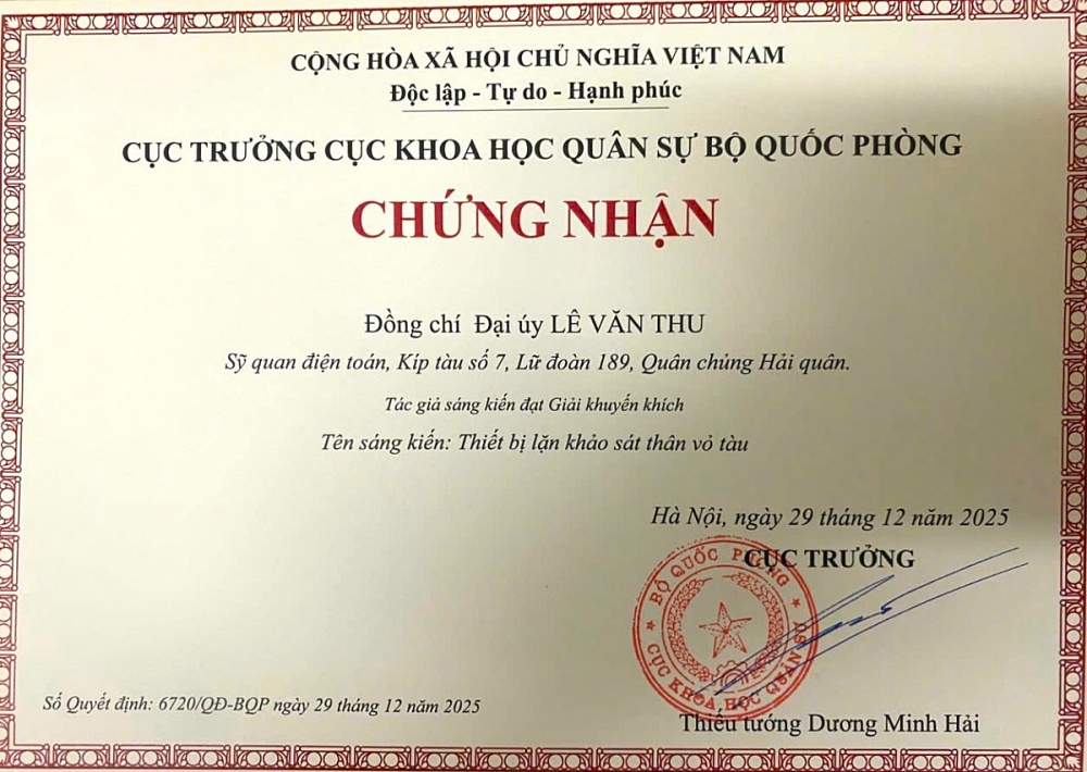Đại úy Lê Văn Thu đạt giải khuyến khích với sáng kiến thiết bị lặn khảo sát thân vỏ tàu. Ảnh: NVCC