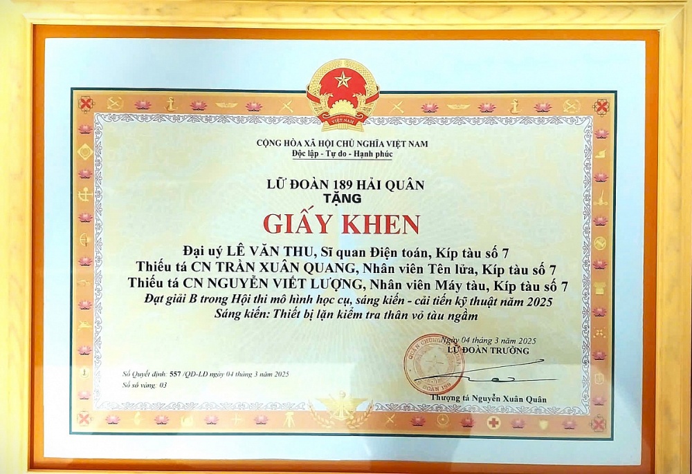 Đại úy Lê Văn Thu đạt giải B Hội thi mô hình học cụ, sáng kiến – cải tiến kỹ thuật năm 2025 với sáng kiến thiết bị lặn kiểm tra thân vỏ tàu ngầm. Ảnh: NVCC