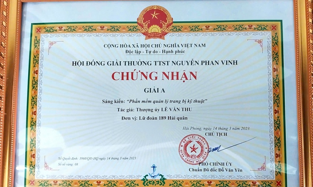 Đồng chí Lê Văn Thu đạt giải A với sáng kiến phần mềm quản lý trang bị kỹ thuật. Ảnh: NVCC