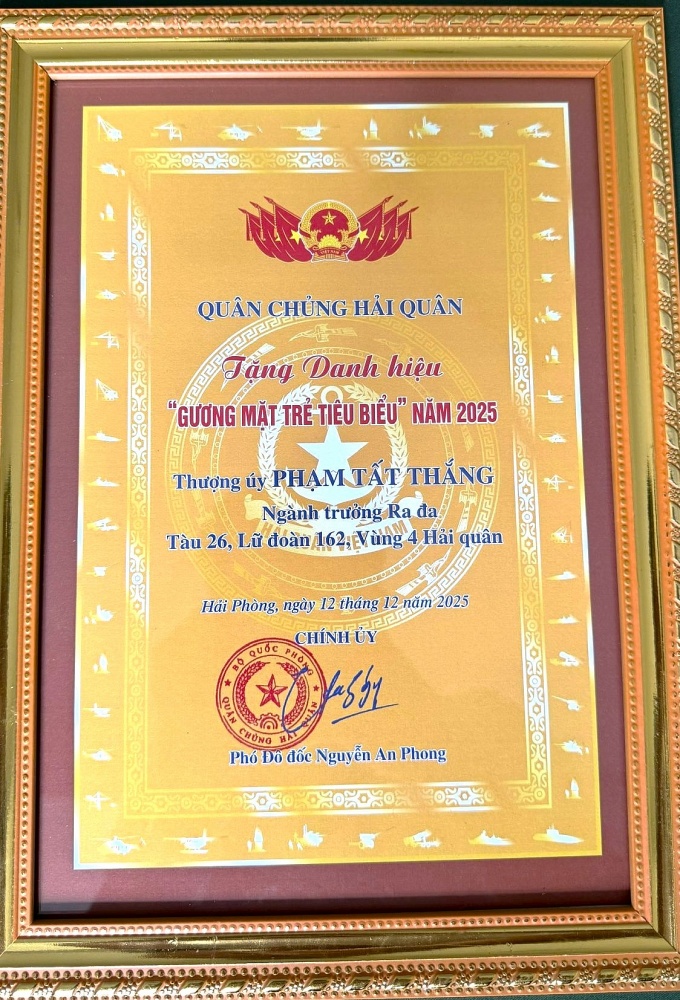 Thượng úy Phạm Tất Thắng được trao tặng Danh hiệu Gương mặt trẻ tiêu biểu năm 2025. Ảnh: NVCC