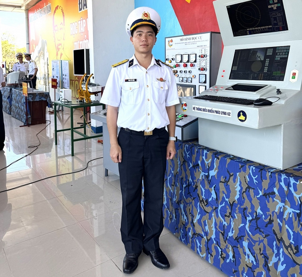 Thượng úy Phạm Tất Thắng (Lữ đoàn 162, Vùng 4). Ảnh: NVCC