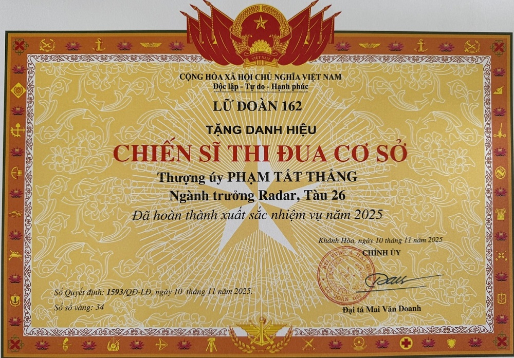 Thượng úy Phạm Tất Thắng được trao tặng Danh hiệu chiến sĩ thi đua cơ sở. Ảnh: NVCC