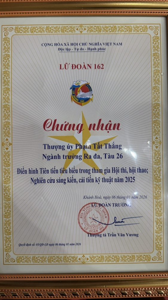 Thượng úy Phạm Tất Thắng được trao Chứng nhận điển hình tiên tiến tiêu biểu trong tham gia hội thi, hội thao, nghiên cứu sáng kiến, cải tiến kỹ thuật năm 2025. Ảnh: NVCC