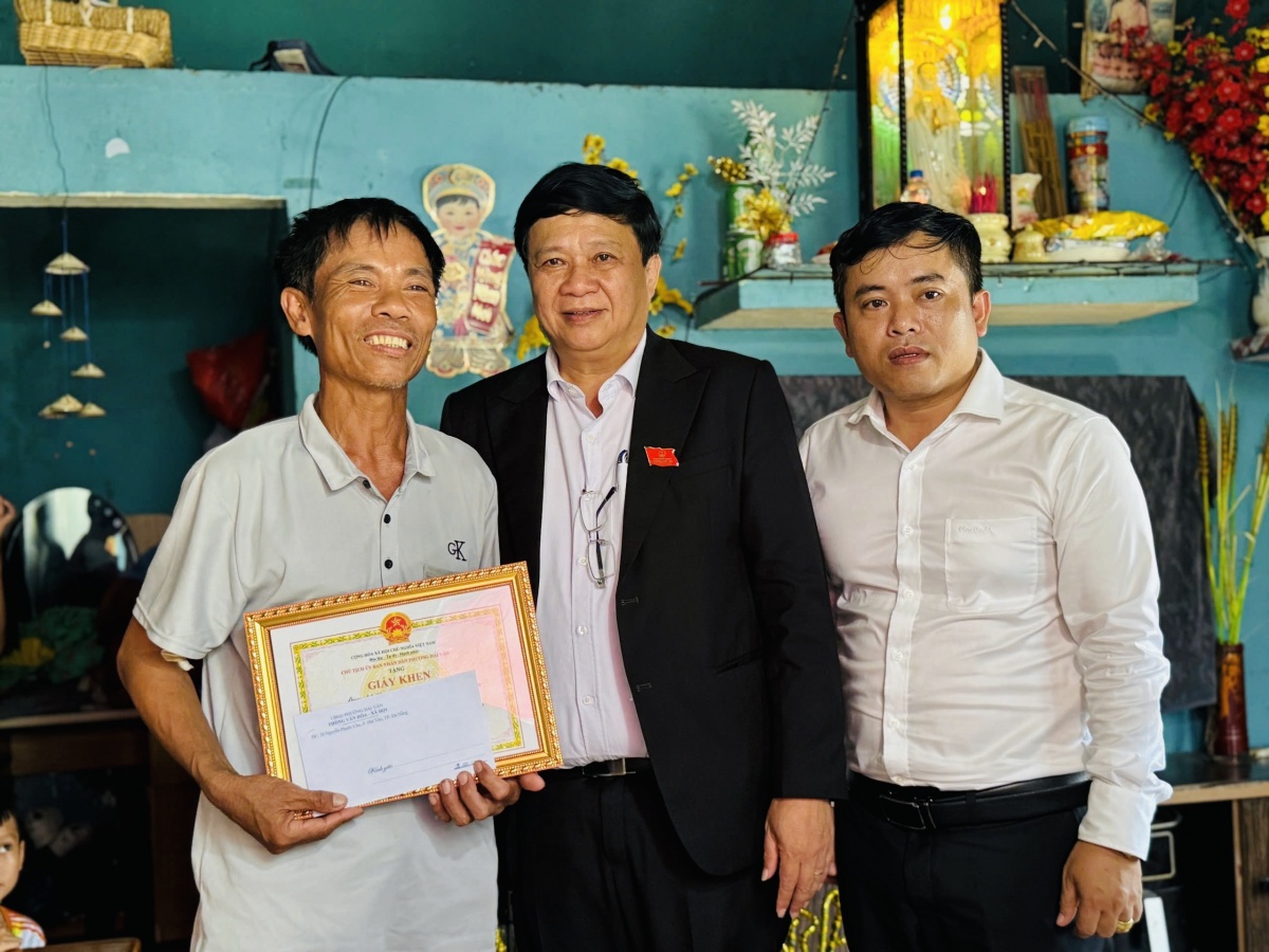 Đối mặt sóng dữ, người đàn ông kịp thời cứu 2 trẻ nhỏ Đối mặt sóng dữ, người đàn ông kịp thời cứu 2 trẻ nhỏ