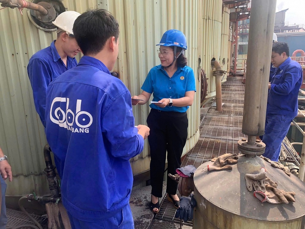 Chủ tịch Công đoàn Tổng công ty Giấy Việt Nam Ngô Thị Thu Hằng đến thăm và tặng quà động viên người lao động phân xưởng Bột, Nhà máy Giấy nhân tháng công nhân. Ảnh: ĐVCC 
