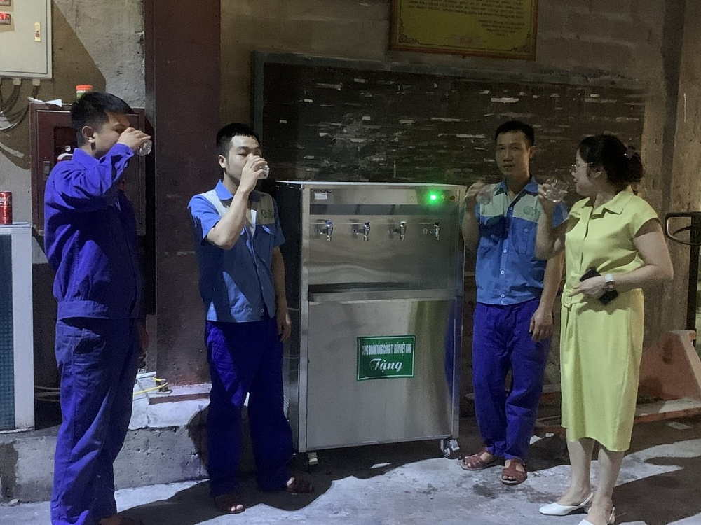 Chiến lược của Công đoàn là đánh vào các giác quan để đánh lạc hướng cơn thèm thuốc. Công đoàn phối hợp với chuyên môn trang bị hệ thống bình nước lọc, nước mát và trà tại các vị trí an toàn, dễ tiếp cận. Ảnh: ĐVCC  