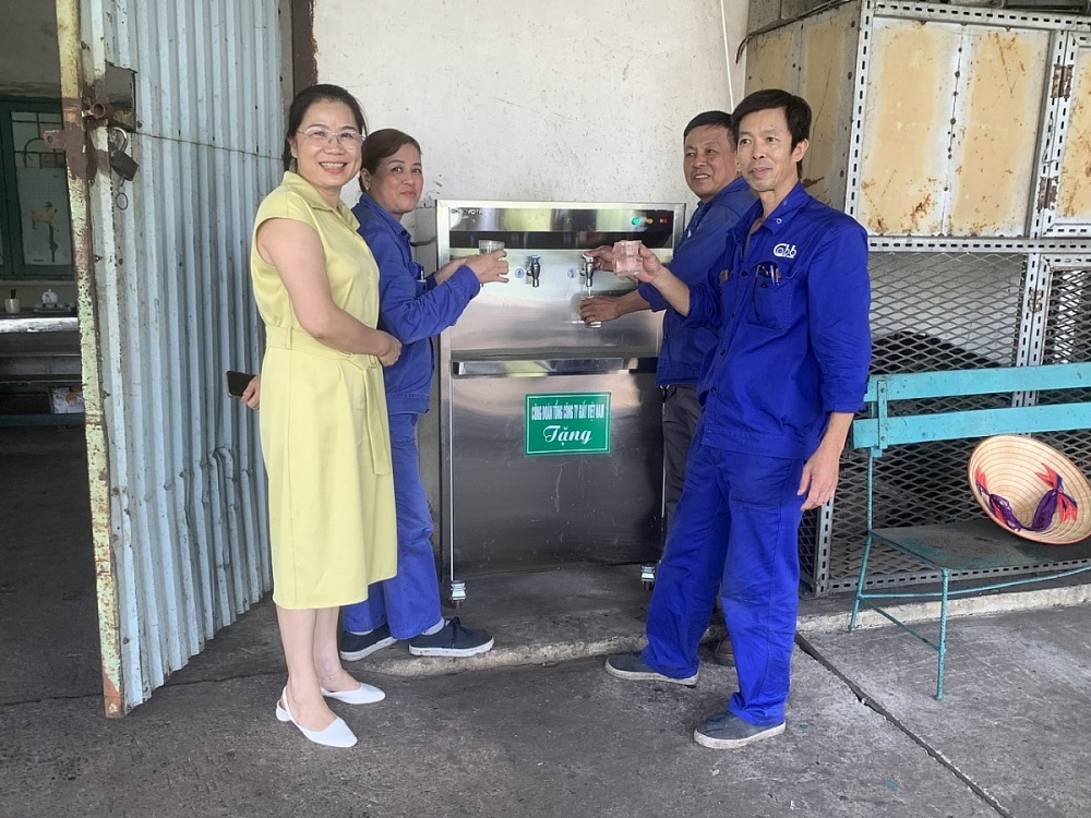 Chủ tịch Công đoàn Tổng công ty Giấy Việt Nam Ngô Thị Thu Hằng đại diện Công đoàn Tổng công ty trao tặng cây nước bán công nghiệp cho người lao động. Ảnh: ĐVCC 