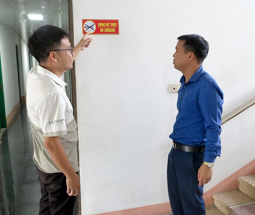 Cán bộ, nhân viên khối văn phòng Tổng Công ty Giấy Việt Nam gương mẫu đi đầu trong thực hiện công tác phòng, chống khói thuốc lá. Ảnh: ĐVCC