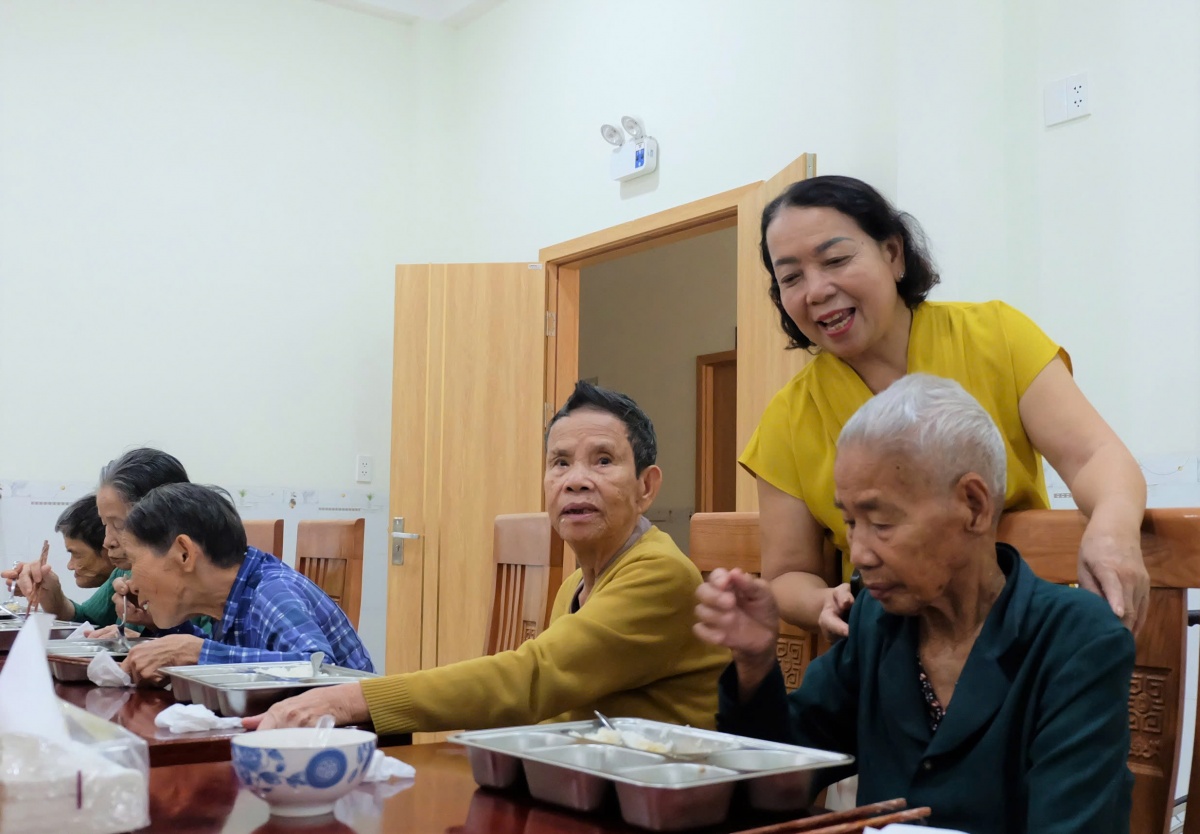 Cô Bộ cùng toàn thể nhân viên tổ chức sinh nhật Quý cho người cao tuổi