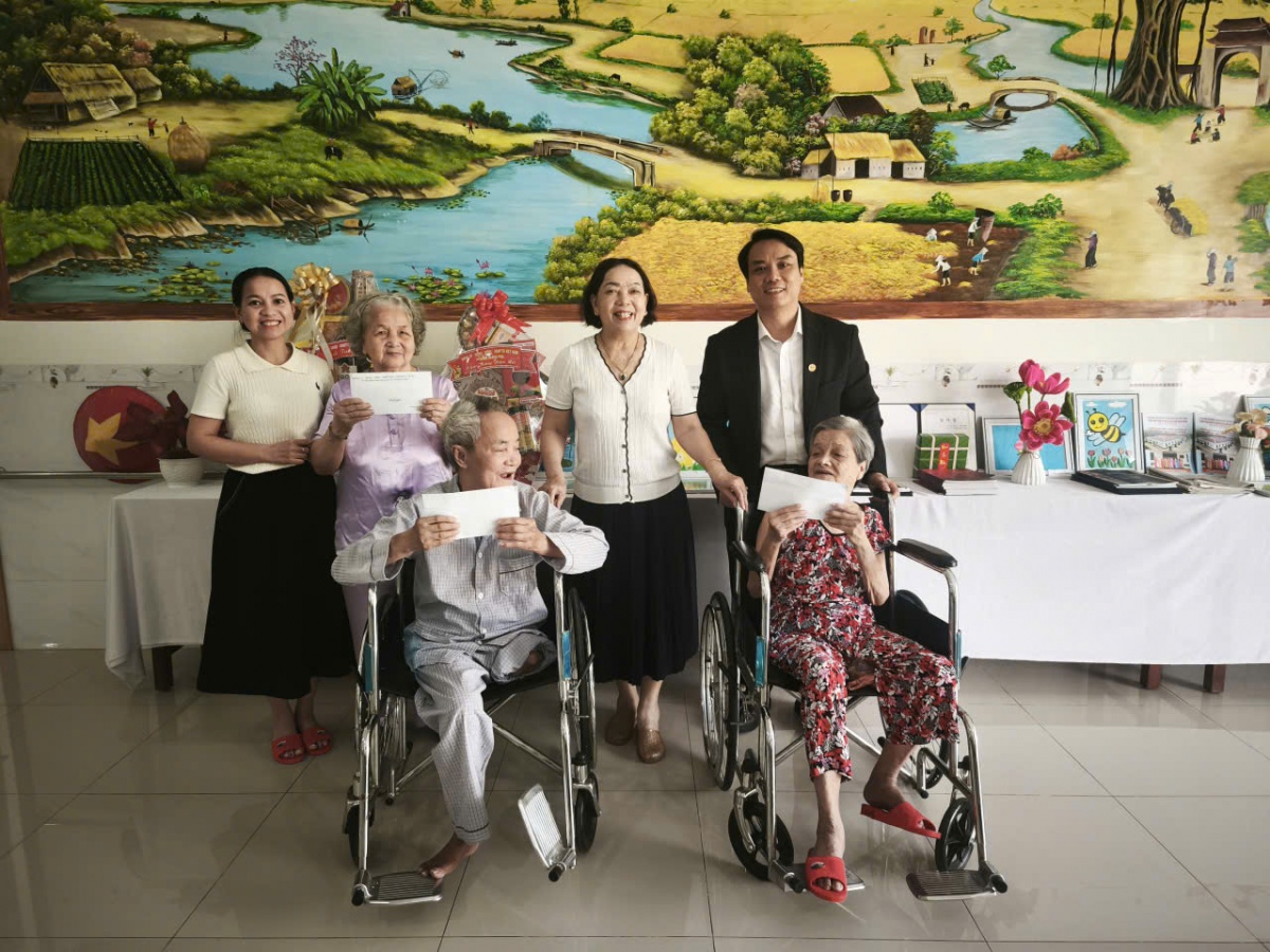 Người phụ nữ nghỉ hưu nhưng không nghỉ cống hiến ở Làng Hoa Sen