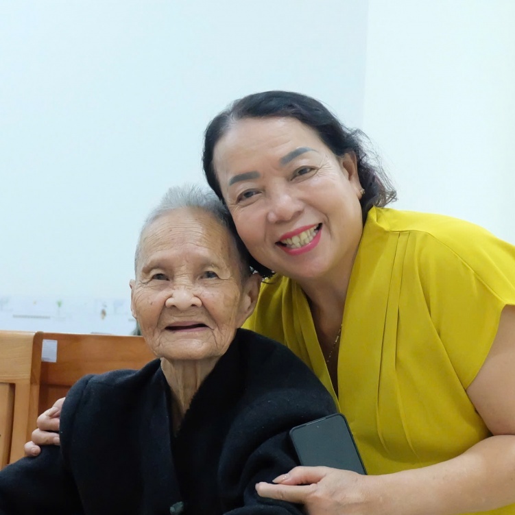 Người phụ nữ nghỉ hưu nhưng không nghỉ cống hiến ở Làng Hoa Sen