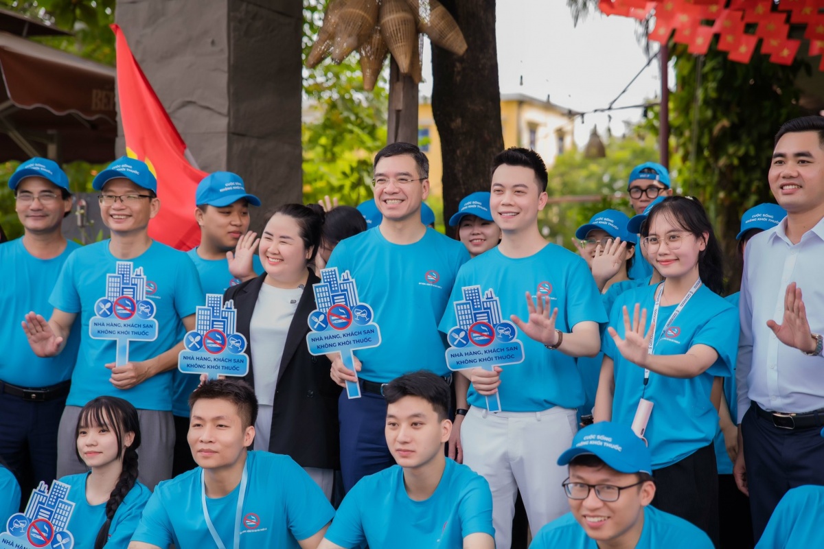 Từ quy định đến thực tế: Bài toán không khói thuốc nơi công cộng