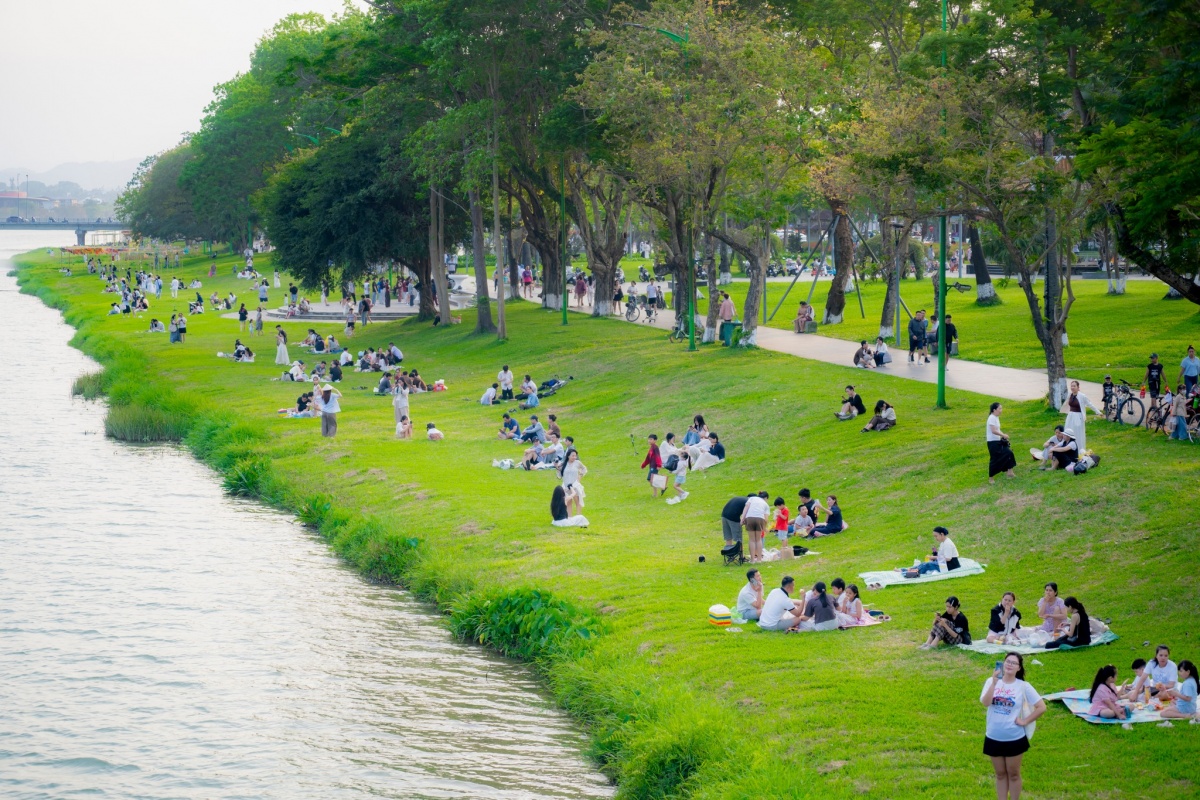 Từ quy định đến thực tế: Bài toán không khói thuốc nơi công cộng