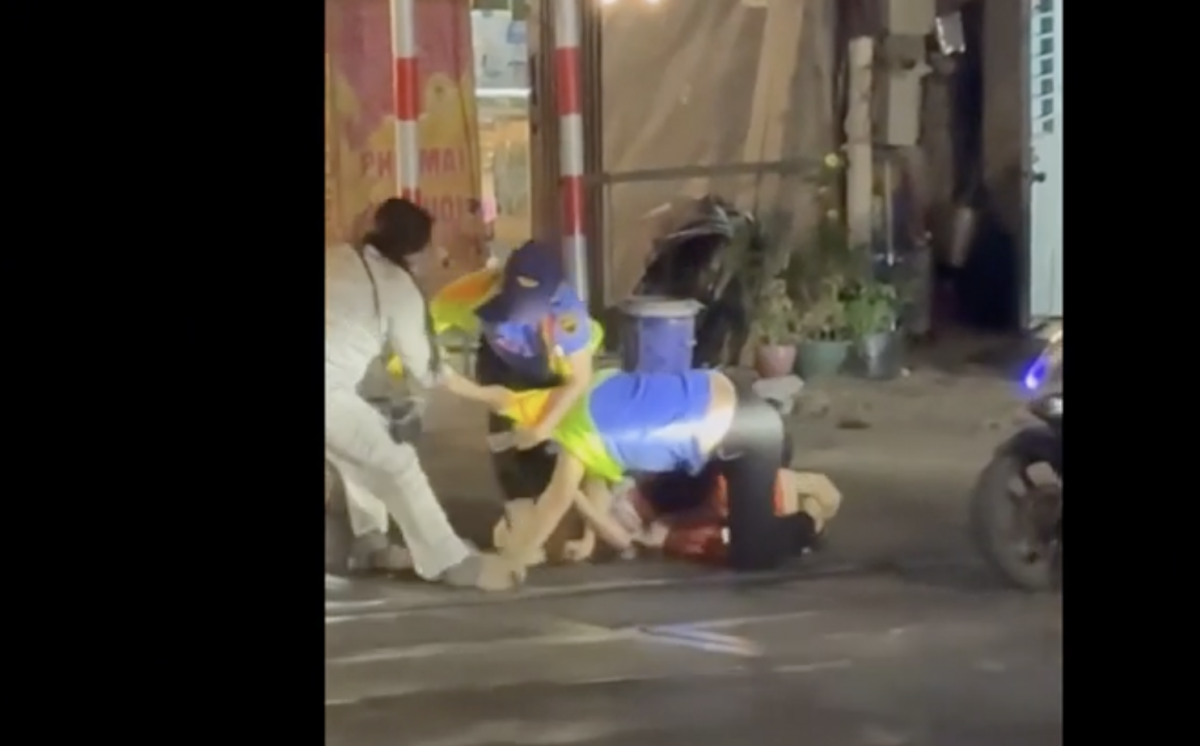 Hành hung nhân viên gác chắn đường sắt: Cần xử lý nghiêm để bảo vệ người lao động Hành hung nhân viên gác chắn đường sắt: Cần xử lý nghiêm để bảo vệ người lao động