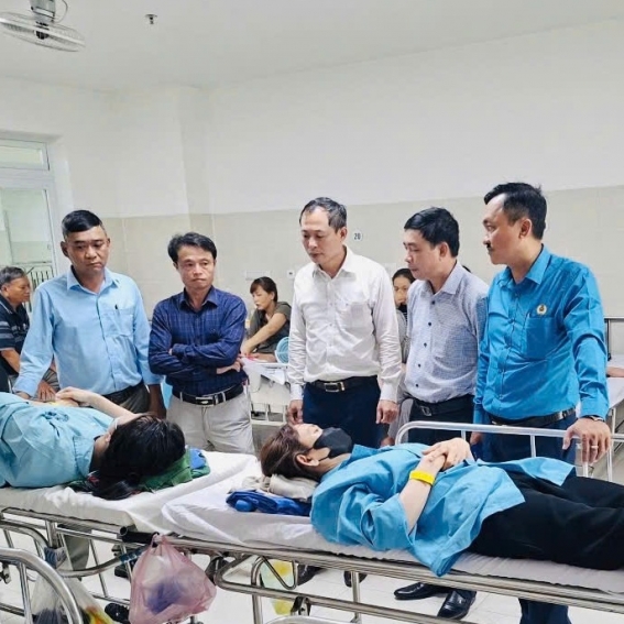 Công đoàn thăm hỏi, động viên hai nữ nhân viên gác chắn bị hành hung